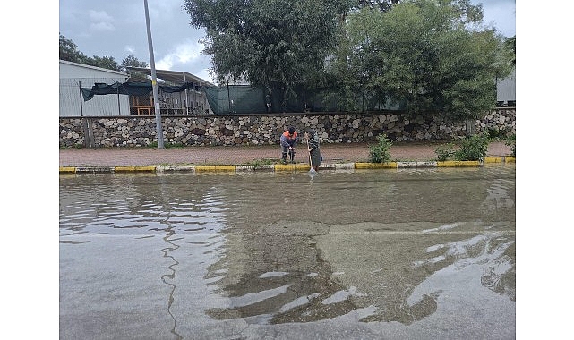 Kemer Belediye ekipleri, sağanak yağmur nedeniyle tıkanan mazgalların ve rögarların