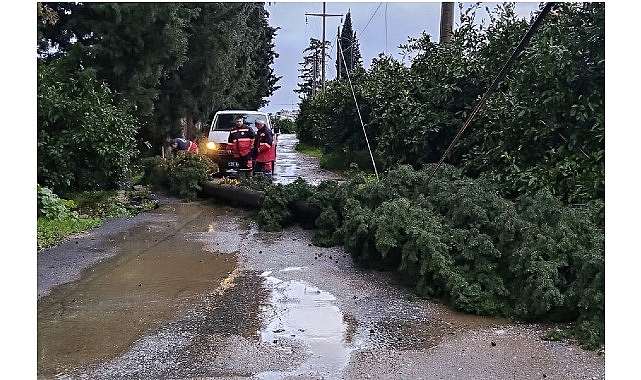 Menderes Belediyesi, son dönemde meydana gelen yoğun yağışlarda oluşan olumsuzluklara