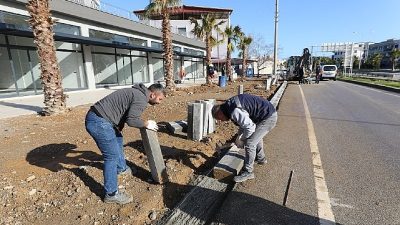 Menderes Belediyesi, Kasımpaşa Mahallesi’nde kaldırım çalışması gerçekleştiriyor.