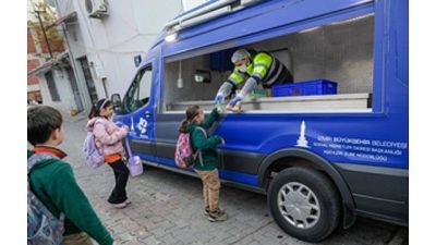 İzmir Büyükşehir Belediyesi, sosyal belediyecilik anlayışıyla çocukların güne sağlıklı başlamasını