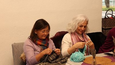 Nilüferli kadınların ördüğü atkı, bere ve yastıklar, Harmancıklı çocuklara ulaştı.