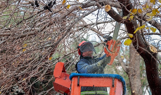 Konak Belediyesine bağlı ekipler, öğrenciler yarıyıl tatilinin tadını çıkarırken okulları