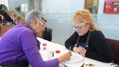 Seka Sanat İhtisas Merkezi’ndeki Çini Atölyesine konuk olan protokol eşleri