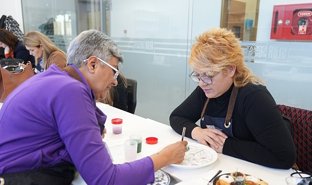 Seka Sanat İhtisas Merkezi’ndeki Çini Atölyesine konuk olan protokol eşleri