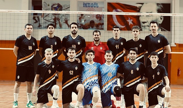 Tamamı İnegöllü altyapı sporcularından oluşan İnegöl Belediyespor Erkek Voleybol Takımı,