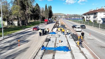 Kocaeli’yi demir ağlarla ören Büyükşehir Belediyesi, raylı sistem ağını İzmit’ten