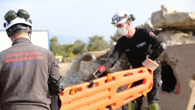 Seferihisar Belediyesi bünyesinde faaliyet gösteren Seferihisar Arama Kurtarma (SAK) Ekibi,