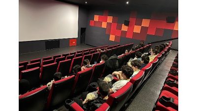 Seferihisar Belediyesi’nin düzenlediği sinema etkinliğinde, bazı çocuklar ilk kez sinema