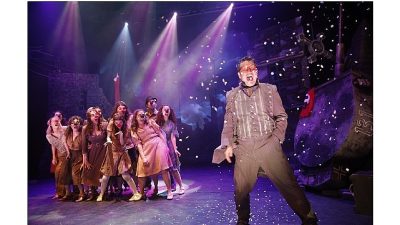 Kocaeli Büyükşehir Belediyesi Şehir Tiyatroları, 2025 yılında zengin repertuvarı ve