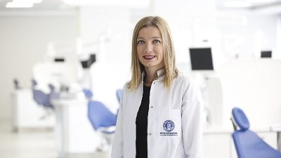 Ağız içinde bulunan bakterilerin ürettiği asitler, diş minesindeki mineralleri çözerek