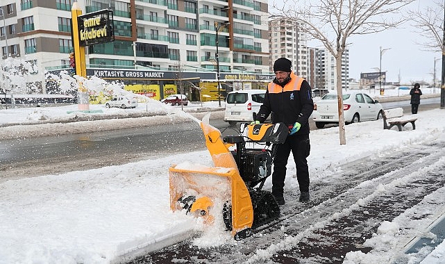 Sivas’ta son 20 yılın en yoğun kar yağışı etkisini aralıksız