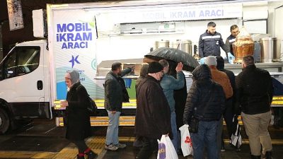 Küçükçekmece Belediyesi, kış aylarının gelmesiyle birlikte ilçe genelinde  başlattığı sıcak çorba ikramını,