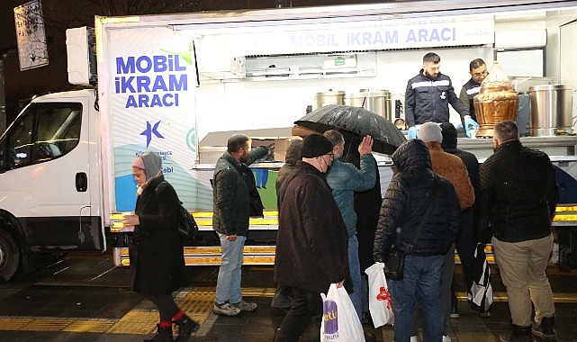 Küçükçekmece Belediyesi, kış aylarının gelmesiyle birlikte ilçe genelinde  başlattığı sıcak çorba ikramını,