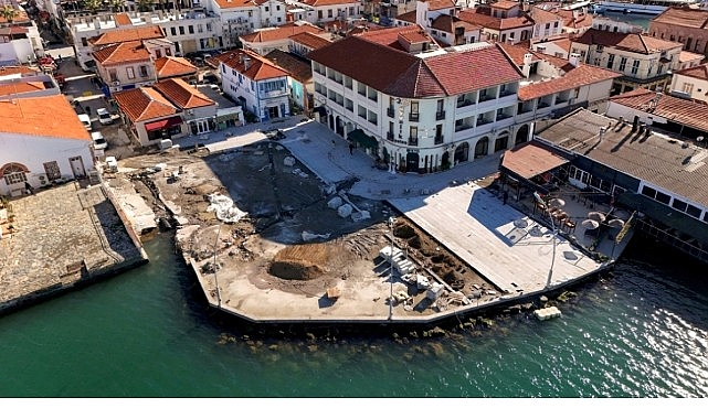 Ayvalık’ta yıllardır otopark olarak kullanılan deniz kenarındaki tarihi Gümrük Meydanı’nda