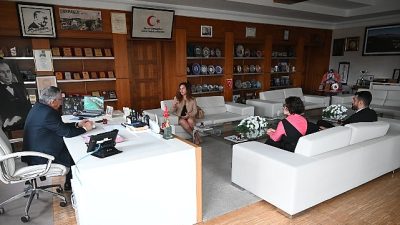 Ukrayna’nın Antalya Konolosu Yuliya Kuchma, Kemer Belediye Başkanı Necati Topaloğlu’na