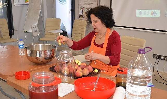 Efes Tarlası Yaşam Köyü’nde kurulan Üretici Pazarı, bu hafta üretici