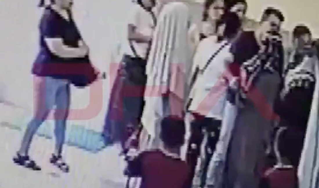 Diyarbakır'da kadın öğretmen R.S., okula gelen bir velinin saldırısına uğrarken