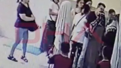 Diyarbakır'da kadın öğretmen R.S., okula gelen bir velinin saldırısına uğrarken