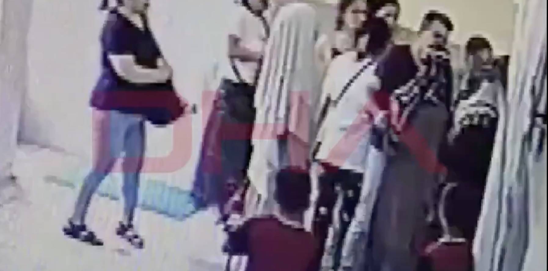 Diyarbakır'da kadın öğretmen R.S., okula gelen bir velinin saldırısına uğrarken