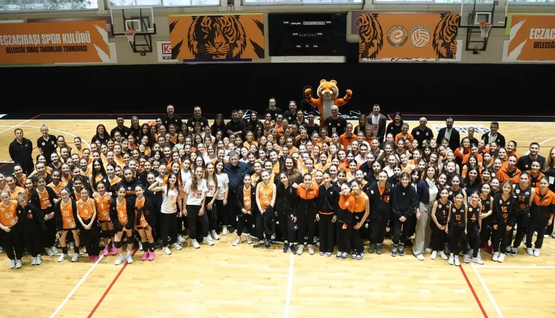 Eczacıbaşı Spor Kulübü Geleceğe Smaç Takımları Turnuvası sonunda voleybolun geleceği