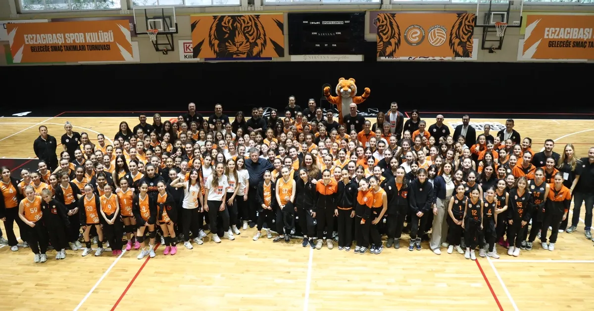 Eczacıbaşı Spor Kulübü Geleceğe Smaç Takımları Turnuvası sonunda voleybolun geleceği