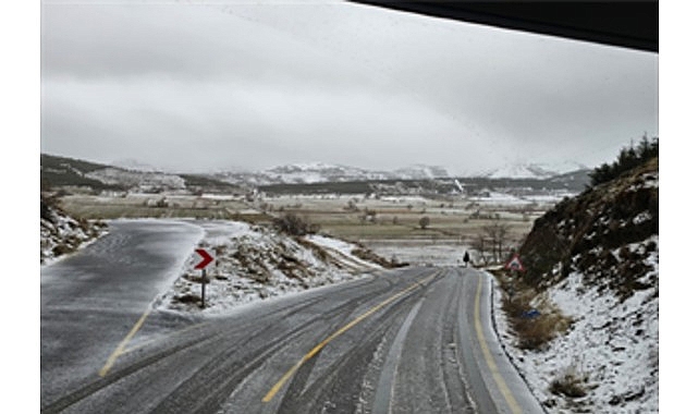 İzmir’in yüksek kesimlerinde oluşan kar yağışı ve buzlanmaya karşı gece