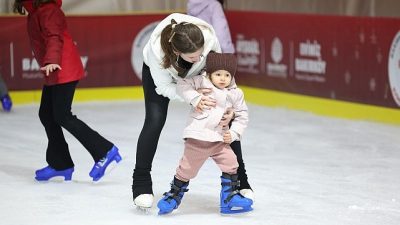 Bakırköy Belediyesi tarafından Yeşilköy Mahallesi Kent Müzesi önünde kurulan buz