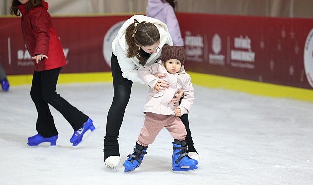 Bakırköy Belediyesi tarafından Yeşilköy Mahallesi Kent Müzesi önünde kurulan buz