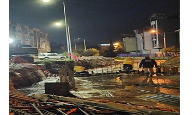 İzmir’de akşam saatlerinde etkisini artıran sağanak ve fırtına, kent genelinde