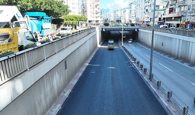 Antalya Büyükşehir Belediyesi, altyapı çalışmalarından dolayı deforme olan 100.Yıl Bulvarı’nı