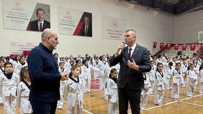 Gölcük Belediyespor bünyesindeki Taekwondo branşında bulunan 470 sporcu, düzenlenen törenle