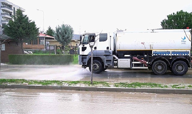 Aliağa Belediyesi ekipleri yoğun yağış sonrası taşkın yaşanan bölgelerde hızlı