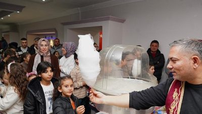 Ayvalık Belediyesi'nce Altınova Atatürk Kültür Merkezi’nde düzenlenen Ramazan programında yüzlerce