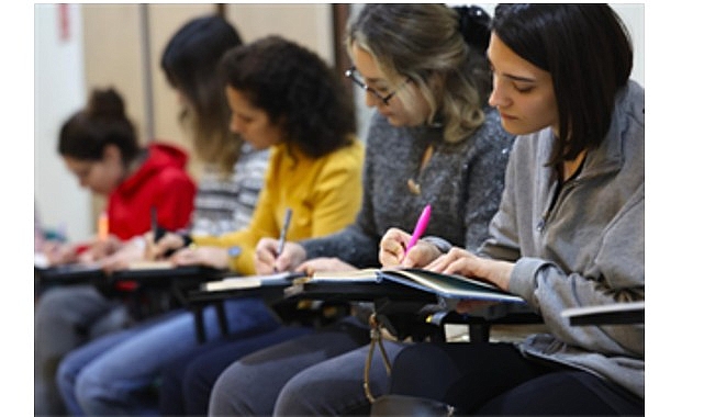 Bazı öyküler vardır; söylenmediği için eksik, yazılmadığı için yarımdır. İzmir’in