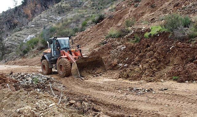 Antalya Büyükşehir Belediyesi yoğun yağışın hasara neden olduğu yollarda bakım