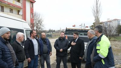 Kahramankazan Belediyesi, Fatih Mahallesi’nde yürüttüğü asfalt çalışmalarına hava şartlarının elverişli