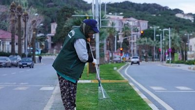 Ayvalık Belediyesi, bahar aylarının yaklaşmasıyla birlikte kent genelinde yeşil alanlara