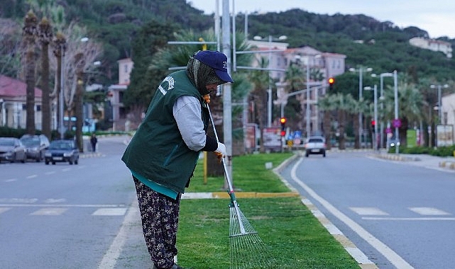 Ayvalık Belediyesi, bahar aylarının yaklaşmasıyla birlikte kent genelinde yeşil alanlara