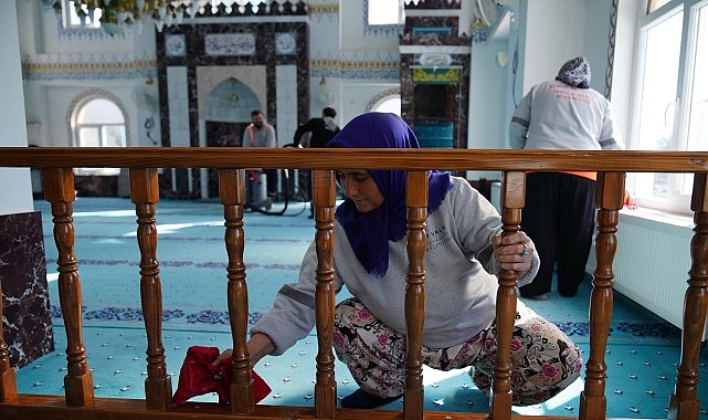Ayvalık genelinde çalışmalarını yoğunlaştıran Ayvalık Belediyesi, Ramazan ayı öncesinde ibadethanelerde