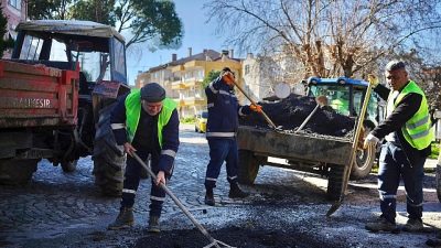 Ayvalık Belediyesi Fen İşleri Müdürlüğü ekipleri, kentin farklı noktalarında bakım