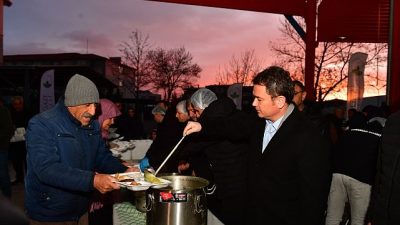 Osmangazi Belediyesi’nin mahalle iftarları kapsamında Panayır Mahallesi’nde kurduğu gönül sofrası,