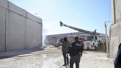 Didim Küçük Sanayi Sitesi’nde bulunan bir inşaat malzemesi deposunda çıkan