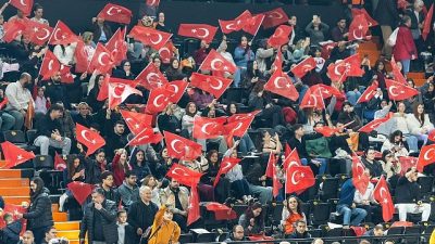 Mersin, Avrupa şampiyonluğu yolunda bir engeli daha taraftarının muhteşem desteğiyle