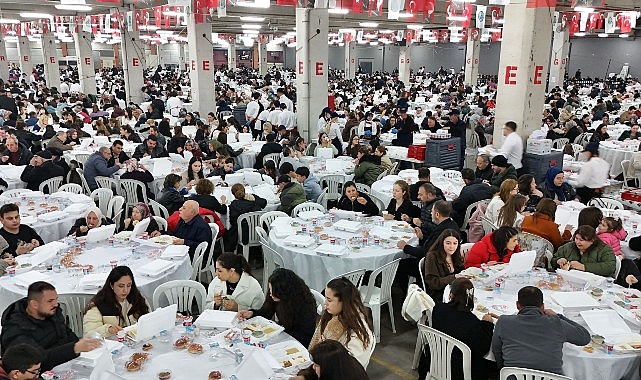 Menemen Belediyesi çalışanları iftar sofrasında buluştu.
