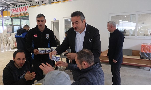 Kemer Belediye Başkanı Necati Topaloğlu, Tekirova kapalı pazar yerinde tezgah