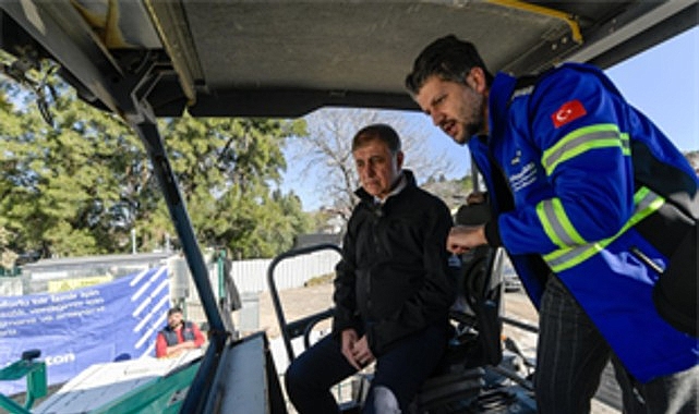 İzmir Büyükşehir Belediye Başkanı Dr. Cemil Tugay, Konak Gaziler Caddesi