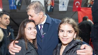 İzmir Büyükşehir Belediyesi, ramazanda kentin dört bir yanında iftar sofraları