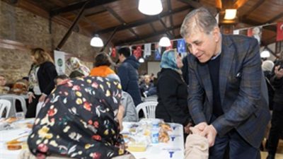 İzmir Büyükşehir Belediyesi’nin ilçelerde düzenlediği iftar programı ramazanın dördüncü gününde