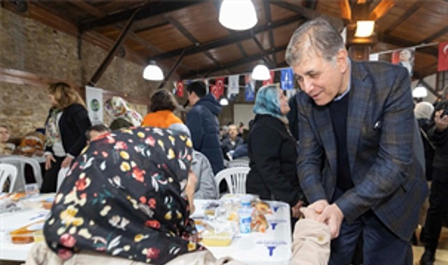 İzmir Büyükşehir Belediyesi’nin ilçelerde düzenlediği iftar programı ramazanın dördüncü gününde