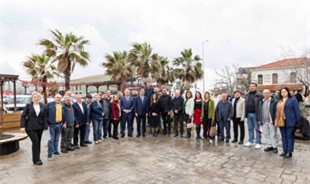 Urla’da muhtarlarla bir araya gelerek talep ve önerilerini dinleyen İzmir